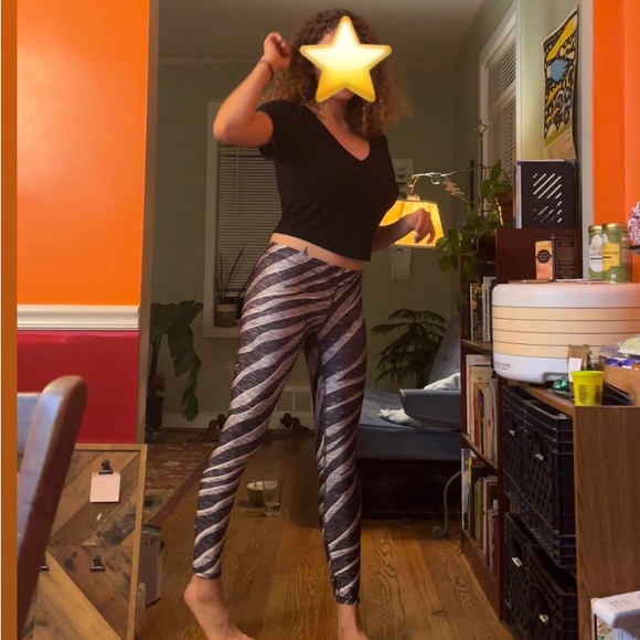 TEREZ Sz S Black and White Zebra Striped Leggings - Picture 2 of 3